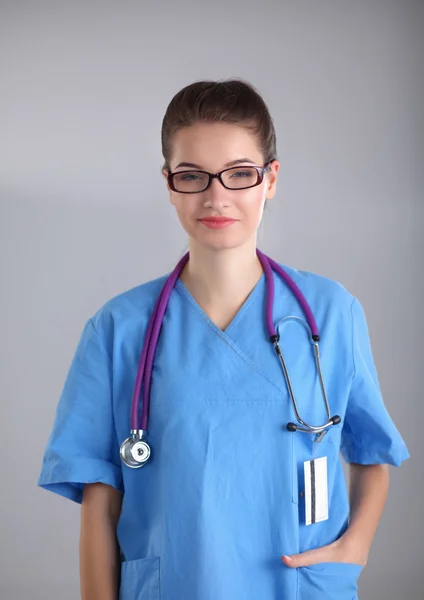 Woman doctor standing with folder at hospital — Stock Photo, Image