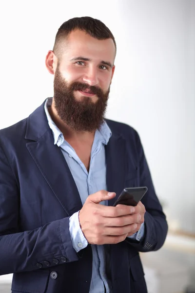 Uomo d'affari o manager in piedi contro la sua scrivania in ufficio — Foto Stock