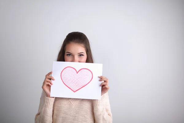 Retrato de una joven hermosa mujer mostrando una tarjeta de regalo. Día de San Valentín — Foto de Stock