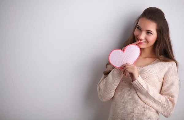 Retrato de una joven hermosa mujer mostrando una tarjeta de regalo. Día de San Valentín — Foto de Stock