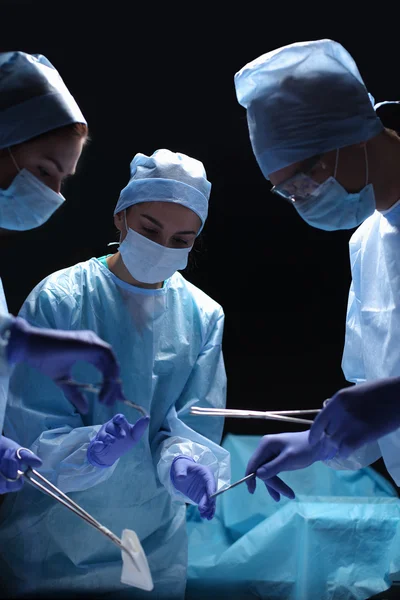 手术室里的团队外科医生 — 图库照片