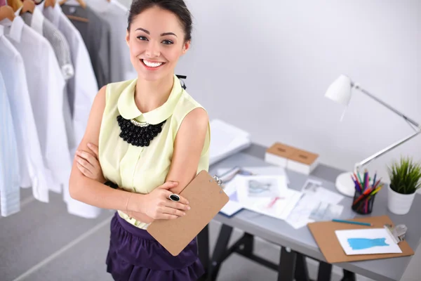 Jonge modeontwerper werkt in studio. — Stockfoto