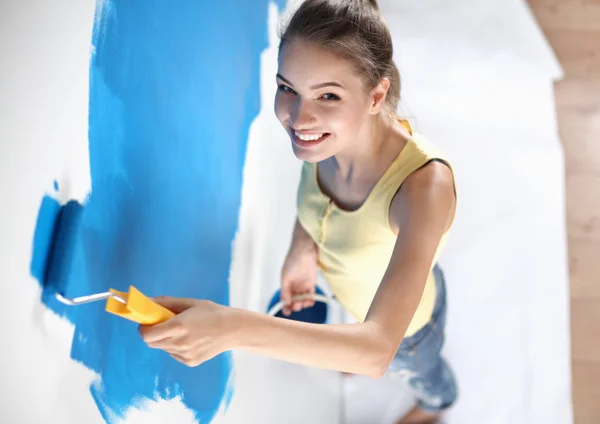 Hermosa joven mujer haciendo pintura de pared — Foto de Stock