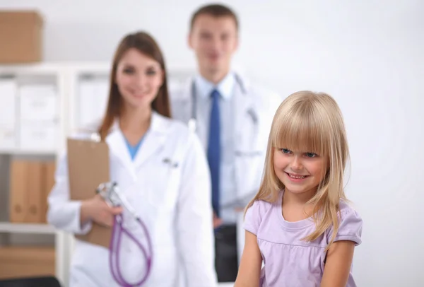 Médico femenino examinando a un niño con estetoscopio en cirugía — Foto de Stock