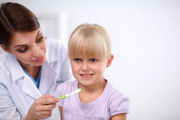 Dentist and little girl in the dentist office — Stock Photo, Image