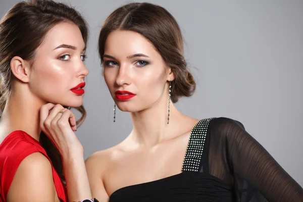 Två unga skönheten kvinnor står tillsammans — Stockfoto