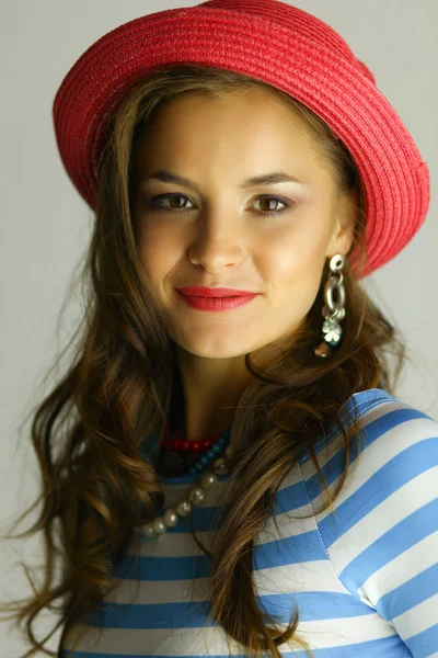 Şapkalı genç güzel bir esmer kadın portresi — Stok fotoğraf