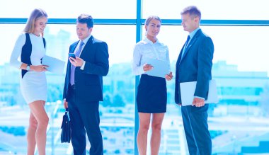 Başarılı iş takım ayakta Office gülümseyen