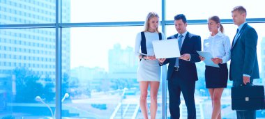 Başarılı iş takım ayakta Office gülümseyen