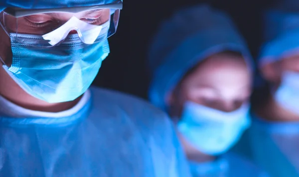 Team surgeon at work in operating room — Stock Photo, Image