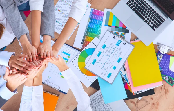 Equipo empresarial con las manos juntas - conceptos de trabajo en equipo —  Fotos de Stock