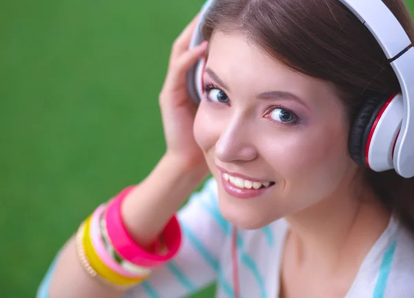 Όμορφη νεαρή γυναίκα με ακουστικά σε εξωτερικούς χώρους — Φωτογραφία Αρχείου
