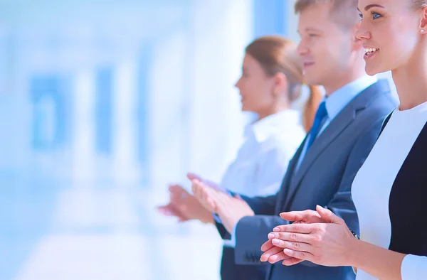 Gli uomini d'affari sorridenti applaudono una buona presentazione in ufficio — Foto Stock