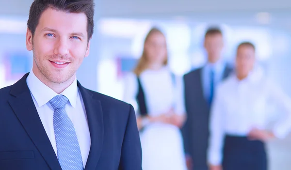 Sonriente equipo de negocios exitoso de pie en la oficina — Foto de Stock