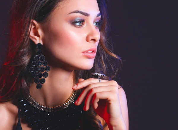 Retrato de una hermosa mujer con collar — Foto de Stock