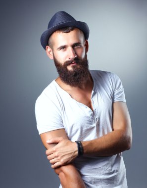 Ayakta, gri arka plan üzerinde izole yakışıklı adam portresi