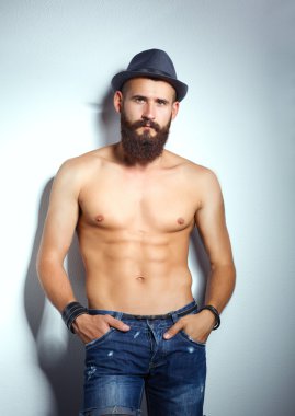 Ayakta, gri arka plan üzerinde izole yakışıklı adam portresi