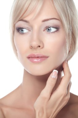 Güzel genç kadın yüzünün yakın portresi.