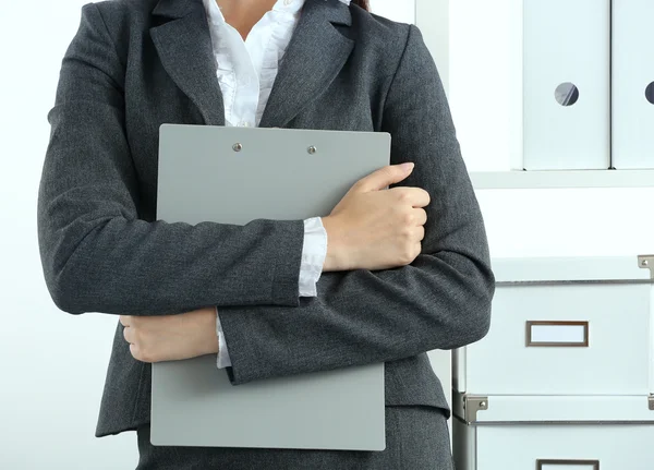 Portrait de femme d'affaires debout avec dossier — Photo