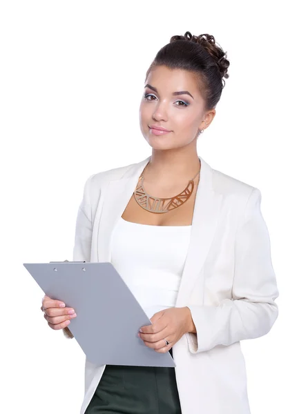 Портрет деловой женщины, стоящей с папкой — стоковое фото