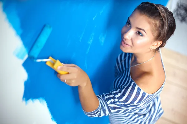 Hermosa joven mujer haciendo pintura de pared — Foto de Stock