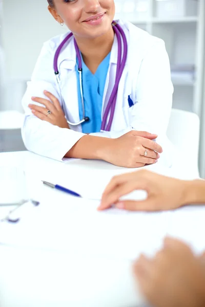 Médico e paciente sentado na mesa no escritório — Fotografia de Stock