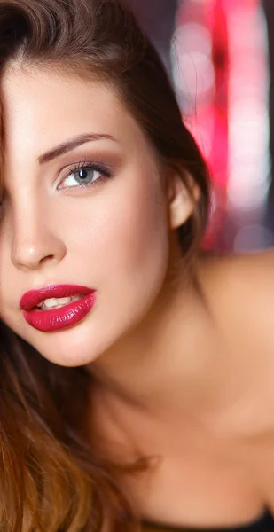 Retrato de hermosa chica con maquillaje de moda acostado — Foto de Stock