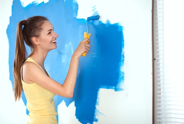 Piękna młoda kobieta robi malowanie ścian — Zdjęcie stockowe