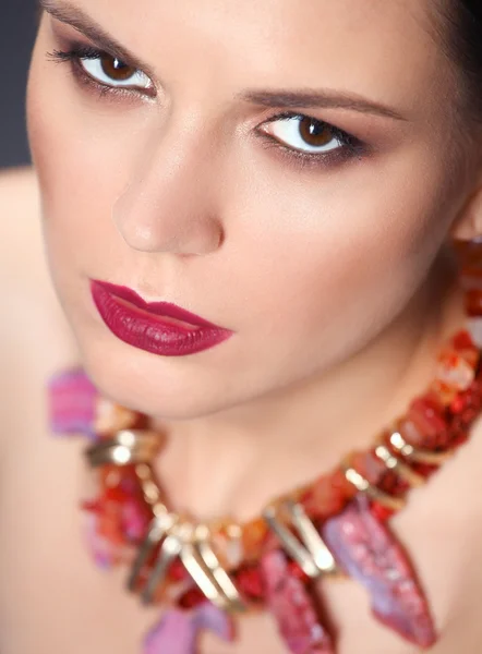 Portrait de jeune belle femme brune en perles — Photo