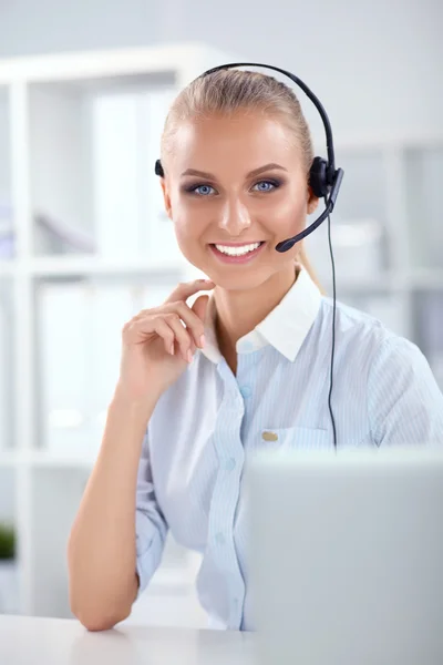 Retrato de primer plano de un agente de servicio al cliente sentado en la oficina — Foto de Stock