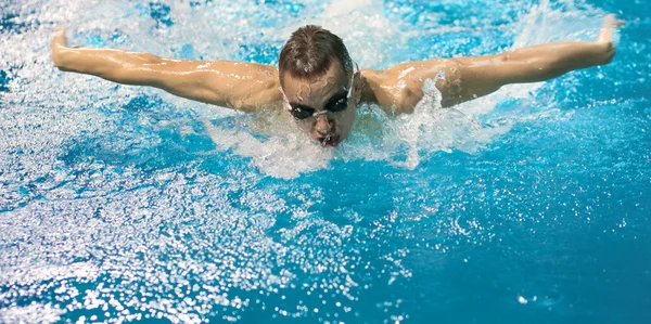 Männliche Schwimmer im Schwimmbad. Unterwasserfoto — Stockfoto