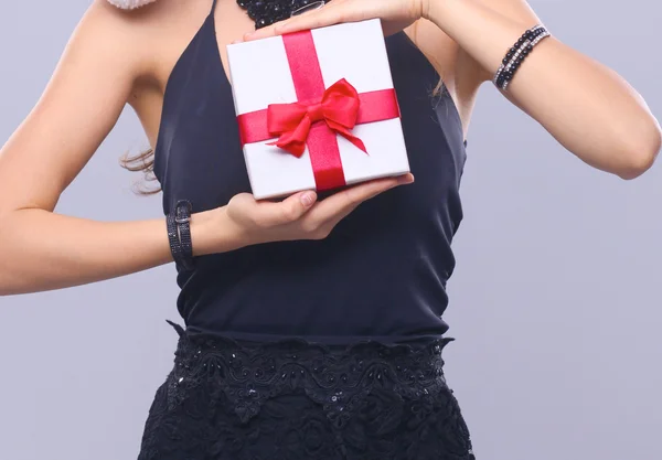 Mujer en Santa sombrero sosteniendo regalos, aislado en gris —  Fotos de Stock