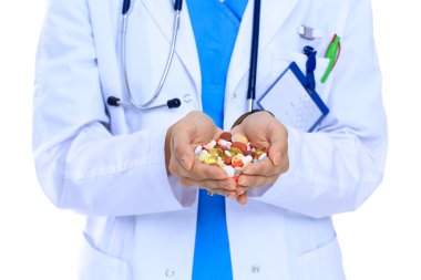 Doktor elinde bir yığın uyuşturucu tutuyor.
