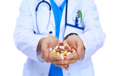 Doktor elinde bir yığın uyuşturucu tutuyor.