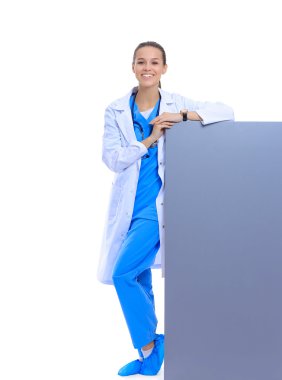 Boş reklam panosu olan bir kadın doktor..