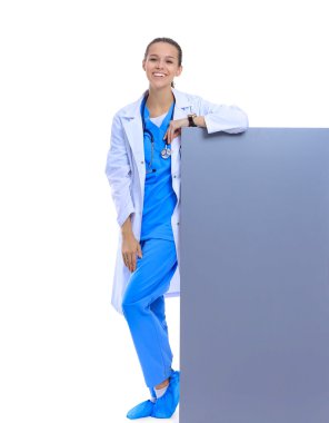 Boş reklam panosu olan bir kadın doktor..