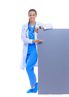 Boş reklam panosu olan bir kadın doktor..