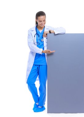 Boş reklam panosu olan bir kadın doktor..