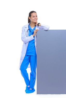 Boş reklam panosu olan bir kadın doktor..