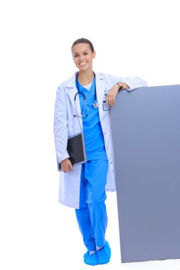 Boş reklam panosu olan bir kadın doktor..