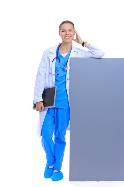 Boş reklam panosu olan bir kadın doktor..