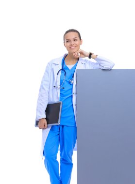 Boş reklam panosu olan bir kadın doktor..