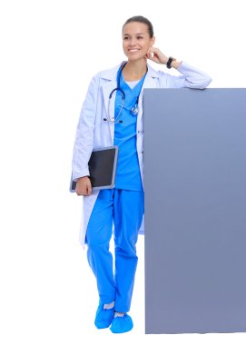 Boş reklam panosu olan bir kadın doktor..