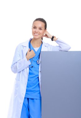 Boş reklam panosu olan bir kadın doktor..
