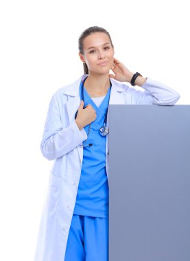Boş reklam panosu olan bir kadın doktor..