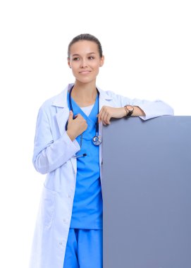 Boş reklam panosu olan bir kadın doktor..