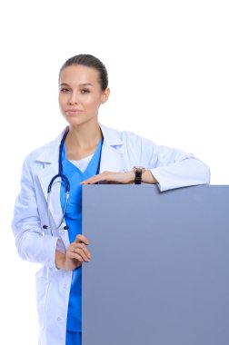 Boş reklam panosu olan bir kadın doktor..