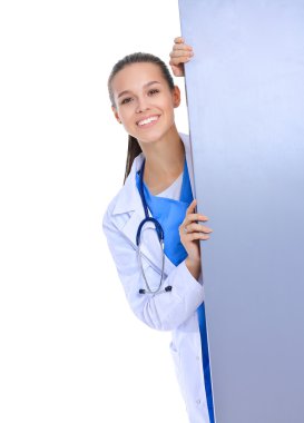 Boş reklam panosu olan bir kadın doktor..