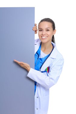 Boş reklam panosu olan bir kadın doktor..