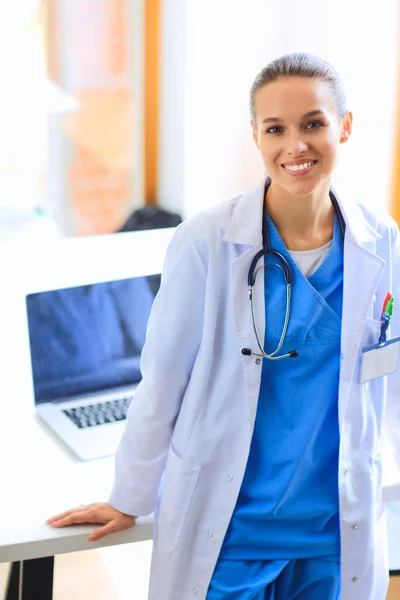 Woman doctor standing at hospital — Stock Photo, Image